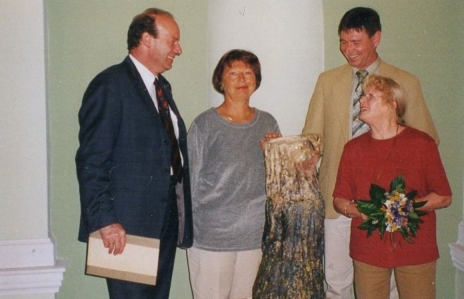 &Uuml;bergabe der Plastik im Landratsamt im Jahr 2004 (Foto: Archiv Kneffel)