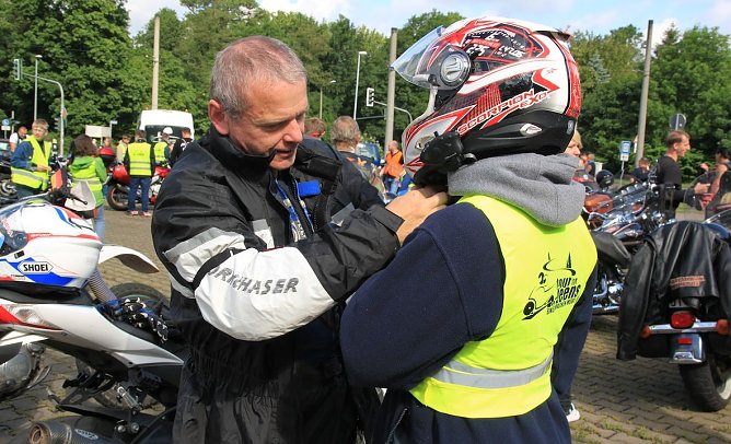 F&uuml;r einen ganzen Tag &uuml;bernimmt ein Biker die Patenschaft f&uuml;r seinen jugendlichen Sozius, der im Kinderdorf Niedergebra des JugendSozialwerk Nordhausen lebt. (Foto: S. Spehr)