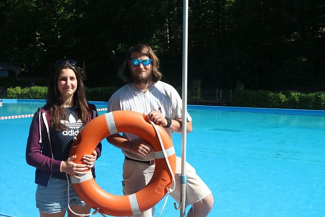 F&uuml;r die Sicherheit sorgen in der kommenden Saison Schwimmmeister Roland Gerlach und Rettungsschwimmerin Mareike Apel (Foto: Angelo Glashagel)