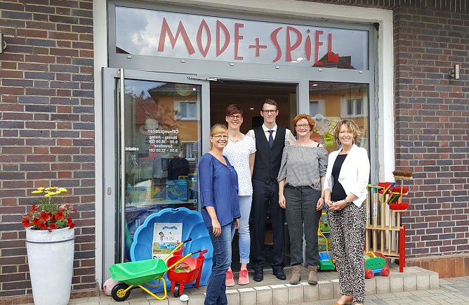 Von links: Micaela Kn&ouml;rig (DAA Nordhausen), Susanne Schieke (Vorsitzende Gewerbeverein Bleicherode e. V.), Robert Henning (Gastronom Bleicherode), Jana Henning-Jacob (Verein f&uuml;r Regionalentwicklung Bleicherode e. V.), Katja Westermann (DAA Nordhausen) (Foto: privat)