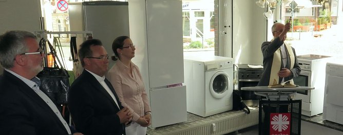 Caritas-Direktor Heller segnet das Sozialkaufhaus in Bleicherode (Foto: nnz)