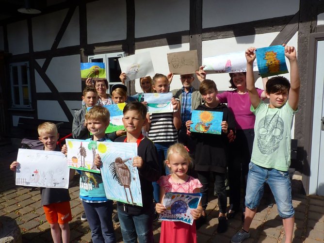 Sie haben den niedlichsten Igel bei der Gartenarbeit gezeichnet und wurden daf&uuml;r heute im Tabakspeicher ausgezeichnet (Foto: Pressestelle Stadt Nordhausen)