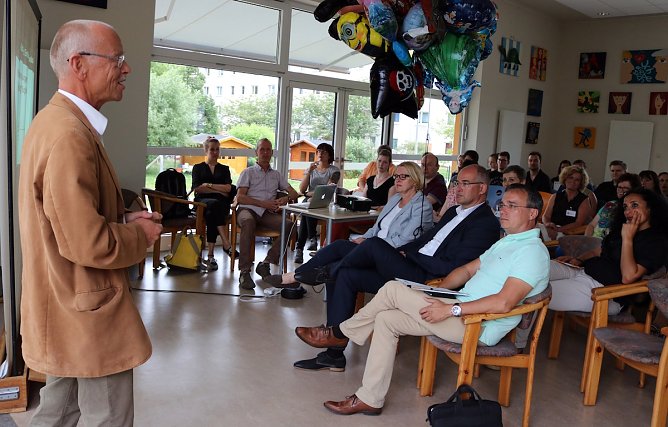 Der Vorstandsvorsitzende des Jugendsozialwerks Andreas Weigel er&ouml;ffnete zusammen mit Landrat Matthias Jendricke die Fachtagung (Foto: Jessica Piper)