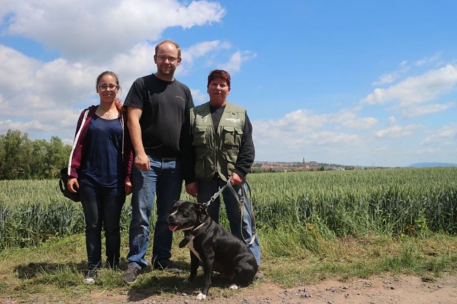 Sina, Christian, Frau Wahl und Terrier-H&uuml;ndin Emmi gl&uuml;cklich beim ersten Sommerfest des Nordh&auml;user Tierheims (Foto: Angelo Glashagel)