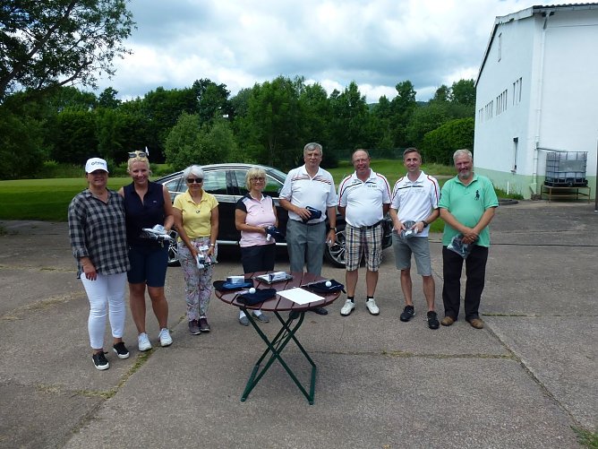 Ab aufs Gr&uuml;n hie&szlig; es vor kurzem wieder in Neustadt. Im Golfpark fand der zweite "BMW Fritze Golf Cup" statt. (Foto: Hans Leopold Holzapfel)