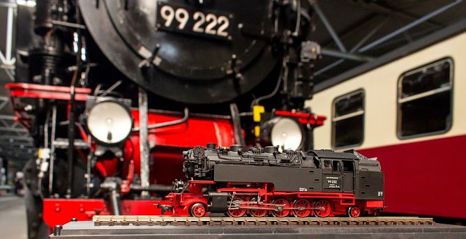 Klein trifft Gro&szlig;: Das 1:87-Modell der 99 222 bildet ihr Vorbild (im Hintergrund) detailgetreu nach (Foto: HSB/Dirk Bahnsen)