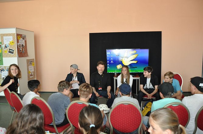 Am 15. Juni trafen die F&uuml;nftkl&auml;ssler aus Ellrich auf den Regisseur Marco Gadge, und die Kinderdarsteller Hanna Sophie St&ouml;tzer, Maximilian Scharr, Jakob Menkens und Sinan El Sayed (Foto: Kreissparkasse Nordhausen)