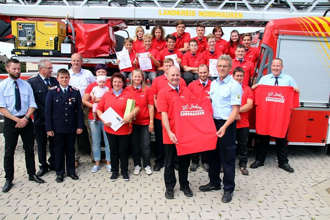 Zum 20. Geburtstag der Jugendfeuerwehr von Nordhausens Ortsteil Sundhausen hat Thomas Schink&ouml;th von der Nordh&auml;user Berufsfeuerwehr einen Komplettsatz von 23 T-Shirts mit Namensaufdruck an die Jugendfeuerwehr von Nordhausens Ortsteil Sundhausen &uuml;berreicht... (Foto: P. Grabe/Stadt Nordhausen)
