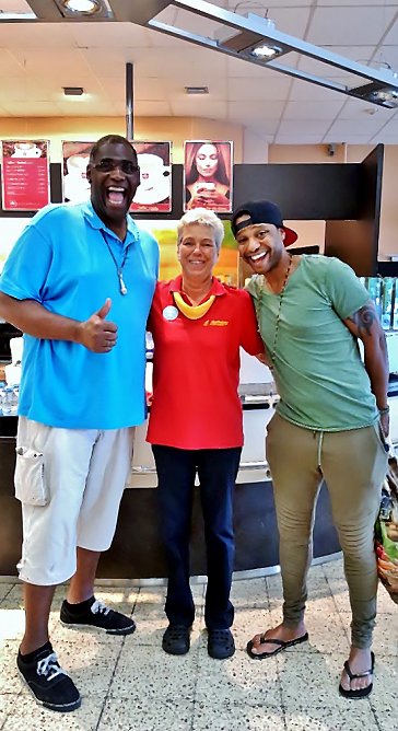 DSDS Superstar Alphonso Williams machte im Herkules-Markt halt (Foto: Klaus Pfand)