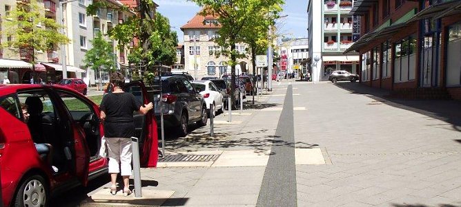 Seit Jahr und Tag bekannt: Problem Parkbuchten Rautenstra&szlig;e. Ge&auml;ndert hat sich nichts. B&uuml;rgermeisterin Jutta Krauth will es nach einer SPD- Stammtisch- Runde in das Rathaus bringen. Wie oft  soll es dort noch landen? (Foto: Kurt Frank)