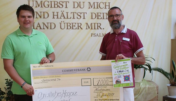 Ricardo Ro&szlig;mell &uuml;bergibt den Check an den Leiter des Hospizes Hans-Christoph Wisch (Foto: Hospiz Neustadt)