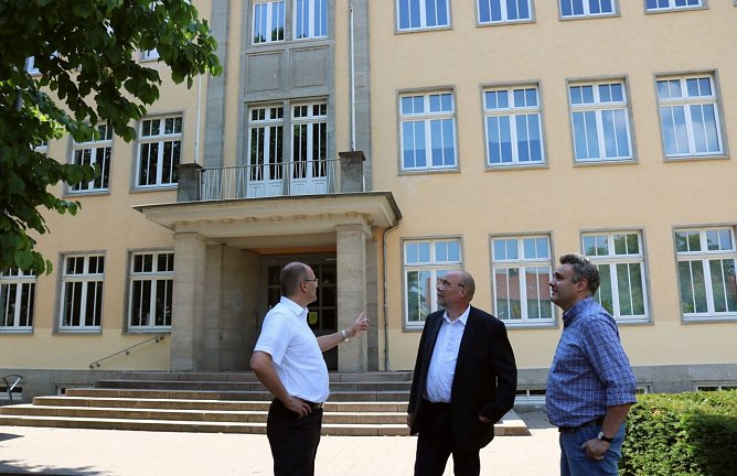 v.l.:  l.n.r.: Matthias Jendricke, Hans-Georg M&uuml;ller und Gunnar Reuter vor dem neuen "zu Hause" der Sch&uuml;lerinnen und Sch&uuml;ler des Humboldt-Gymnasiums (Foto: Pressestelle Landratsamt Nordhausen)