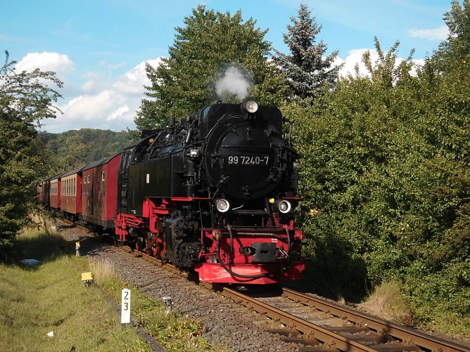 Einfahrt des HSB Dampfzuges vom Brocken am Abend des 08.07.2017 in Nordhausen Altentor. Der Zug wird gefahren von der Neubaulok 99 7240-7. (Foto: Bernd Thielbeer)