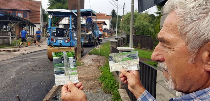 Helmuth Dorl verweist auf die alten Bordsteine, die nicht ausgetauscht werden sollen (Foto: nnz)