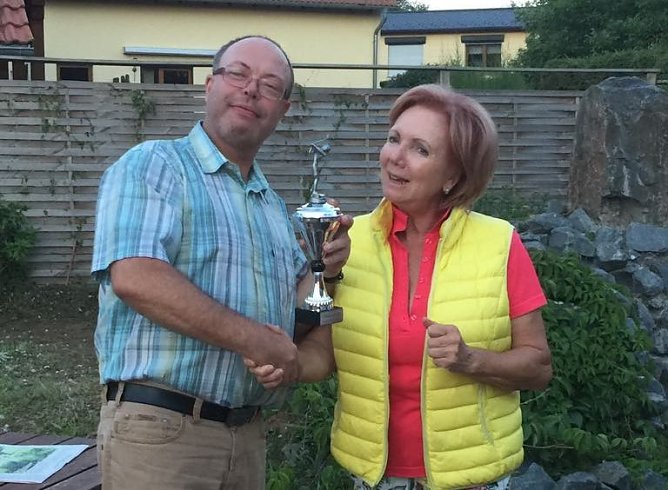 Pokal &uuml;bergeben (Foto: Hans-Leopold Holzapfel)