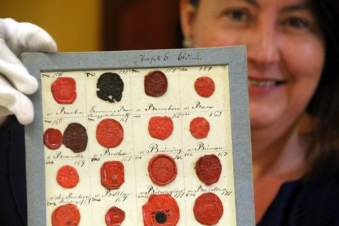 Der Wert der Sammlung liegt in der Vielfalt - Susanne Hinsching mit historischen Siegeln (Foto: Patrick Grabe, Pressestelle Stadt Nordhausen)
