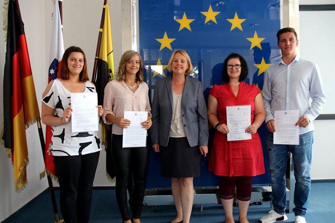 Heute hat B&uuml;rgermeisterin Jutta Krauth den Auszubildenden Alexa Henze, Jenna Junge und Paul Gebhardt (von links)  sowie Umsch&uuml;lerin Christine Reibetanz (2.von rechts)  zur erfolgreich abgeschlossenen Ausbildung bei der Stadtverwaltung gratuliert. (Foto: Ilona Bergmann, Pressestelle Stadt Nordhausen)