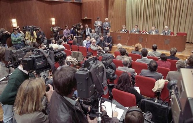 Die ber&uuml;hmte Pressekonferenz (Foto: Bundesarchiv)