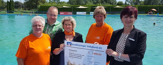 Scheck &uuml;bergeben (Foto: privat)