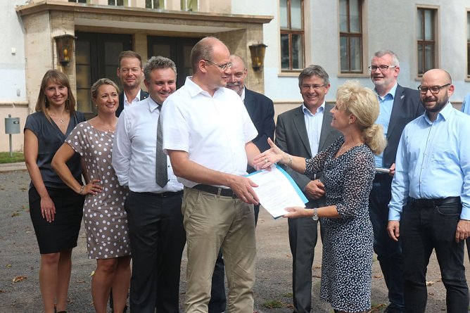 F&ouml;rdermittel in H&ouml;he von f&uuml;nf Millionen Euro &uuml;bergab heute Ministerin Keller an Landrat Matthias Jendricke (Foto: Angelo Glashagel)