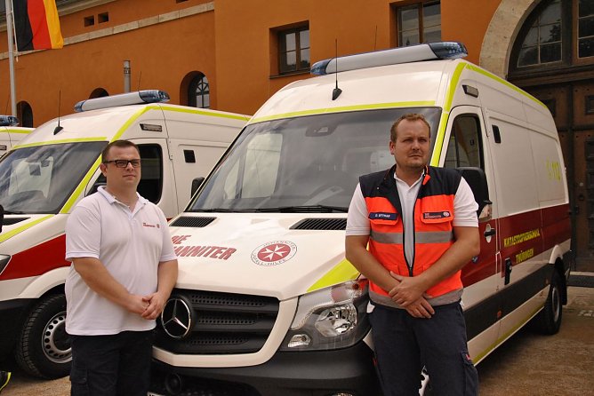Neues Fahrzeug an die Nordh&auml;user JUH &uuml;bergebem (Foto: Johanniter Nordhausen)