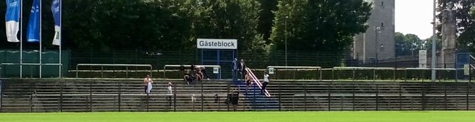 Einige Wacker-Fans sind auch im kleinen Stadion (Foto: Christian Greiner)