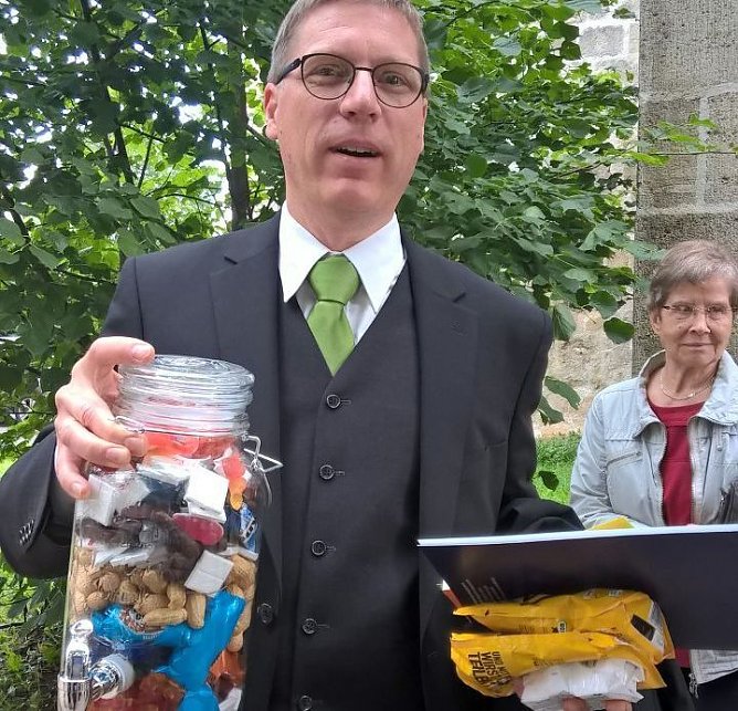  Die Mitarbeiterschaft der Blasii-Gemeinde hatte ihm zur Begr&uuml;&szlig;ung ein Glas voller Dinge gepackt, die man im allt&auml;glichen Pfarrerleben so braucht. (Foto: R. Englert)