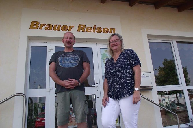 Verstehen sich gut: Thomas Erbsmehl und Katrin Brauer, die heute mit ihrem Mann das Reiseunternehmen f&uuml;hrt. (Foto: Kurt Frank)