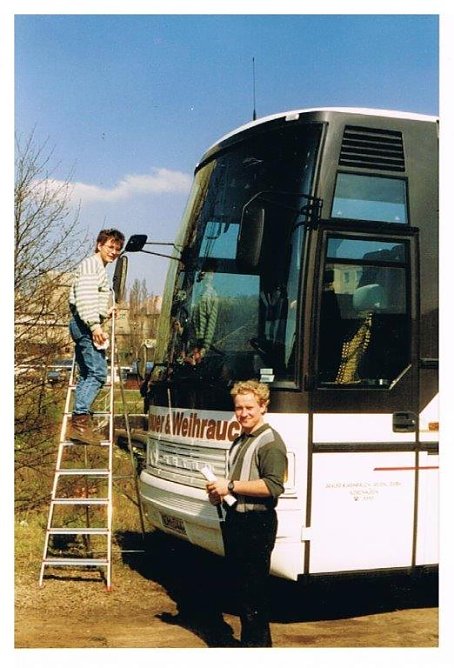Der Bus wird fein gemacht. Nico Brauer hilft Thomas Erbsmehl (rechts) bei der S&auml;uberung (Foto: Archiv)