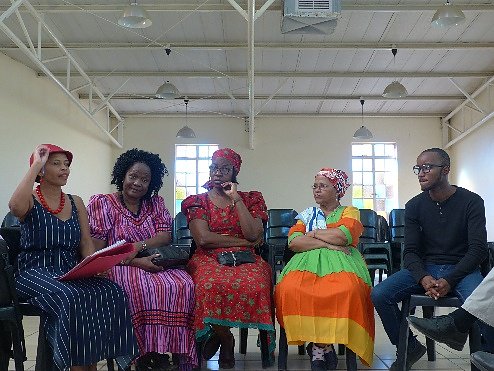 Bunte Bilder aus Namibia zeigt Ulrike Patzelt am Freitag (Foto: Evangelischer Kirchenkreis Südharz) Bunte Bilder aus Namibia zeigt Ulrike Patzelt am Freitag (Foto: Evangelischer Kirchenkreis Südharz)