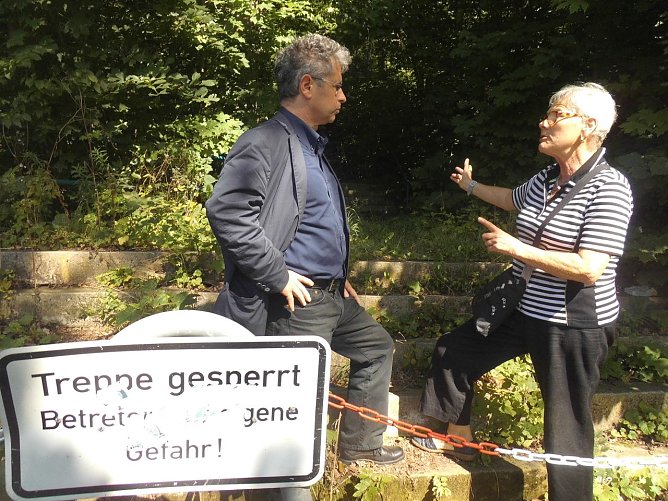 Dirk Erfurt im Gespr&auml;ch an der gesperrten Gehegetreppe (Foto: privat)