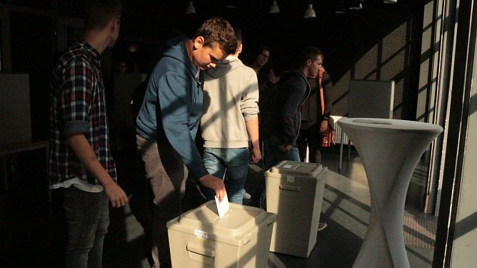 Erste Wahl für Erstwähler im Jugendclubhaus (Foto: Angelo Glashagel) Erste Wahl für Erstwähler im Jugendclubhaus (Foto: Angelo Glashagel)
