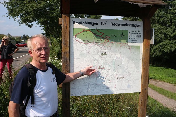 Lothar Burkhardt am Van-der-Foer-Damm: die alte Beschilderung ist teilweise kaum noch zu entziffern (Foto: Angelo Glashagel)