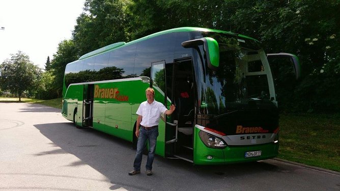 Roland Merx vor seinem hochmodernen Reisebus. (Foto: privat) Roland Merx vor seinem hochmodernen Reisebus. (Foto: privat)