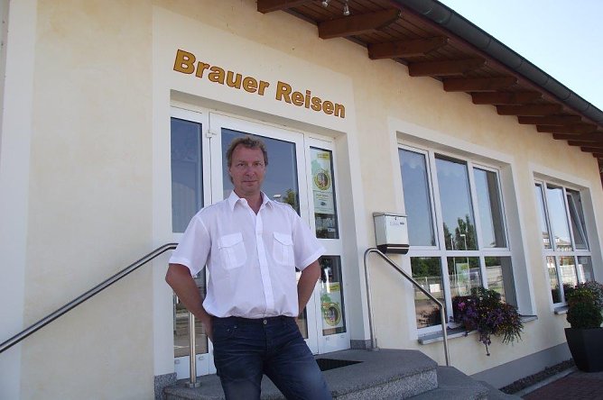 ei dem Brauer-Reiseunternehmen sieht sich Busfahrer Merx gut aufgehoben. (Foto: Kurt Frank) ei dem Brauer-Reiseunternehmen sieht sich Busfahrer Merx gut aufgehoben. (Foto: Kurt Frank)