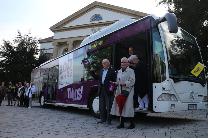 Ein Bus zum Geburtstag - Theater feiert 100. Jubiläum (Foto: Angelo Glashagel) Ein Bus zum Geburtstag - Theater feiert 100. Jubiläum (Foto: Angelo Glashagel)