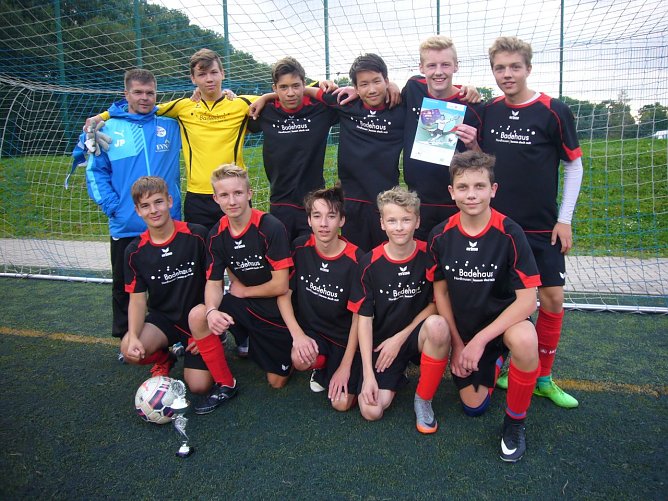 In einem engen Endspiel zwischen dem Herder-Gymnasium Nordhausen und dem Schiller-Gymnasium Bleicherode hatten am Mittwoch beim Kreisfinale Jugend trainiert f&uuml;r Olympia die Nordh&auml;user am Ende die Nase knapp vorn.  (Foto: Werner H&uuml;tcher)