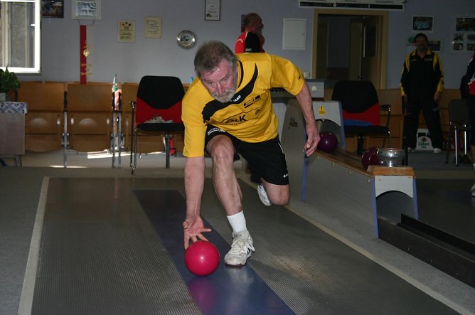 Klaus Wilke führte mit starken 445 Holz die NSV-Zweite zum überlegenen Sieg. (Foto: Uwe Tittel) Klaus Wilke führte mit starken 445 Holz die NSV-Zweite zum überlegenen Sieg. (Foto: Uwe Tittel)