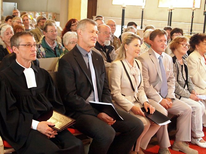 &Ouml;kumenebaum wird in Bleicherode gepflanzt (Foto: Evangelischer Kirchenkreis S&uuml;dharz)