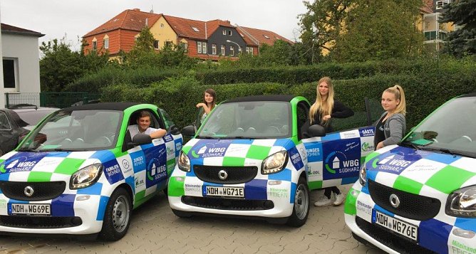 Ein weiterer Schritt zur "Grünen WBG" - die neuen Elektro Smart samt Azubis (Foto: WBG Südharz) Ein weiterer Schritt zur "Grünen WBG" - die neuen Elektro Smart samt Azubis (Foto: WBG Südharz)