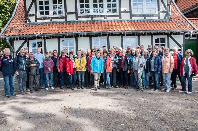 Seniorensportgruppe unterwegs auf ihrer Herbstwanderung (Foto: Dietrich Hanusch) Seniorensportgruppe unterwegs auf ihrer Herbstwanderung (Foto: Dietrich Hanusch)