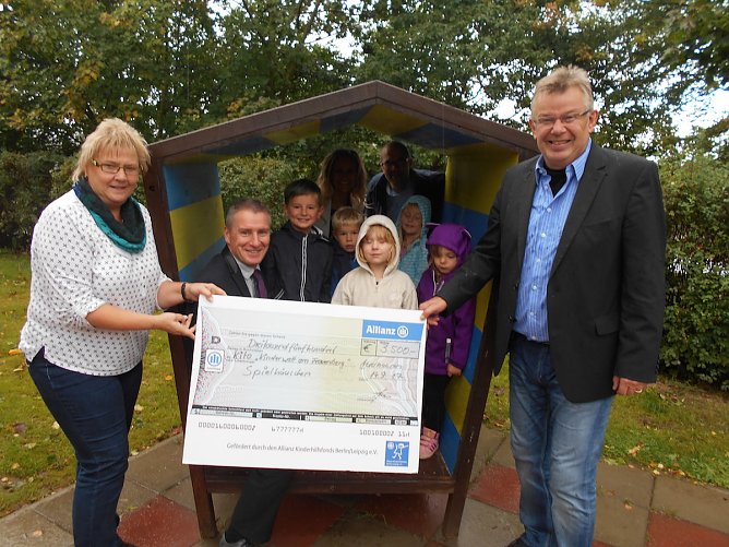 Frau Lutze, Leiterin der Kinderwelt am Frauenberg und Herr Busch vom Allianz-Kinderhilfsfonds Berlin/Leipzig e.V. (Foto: Sylvia Spehr)