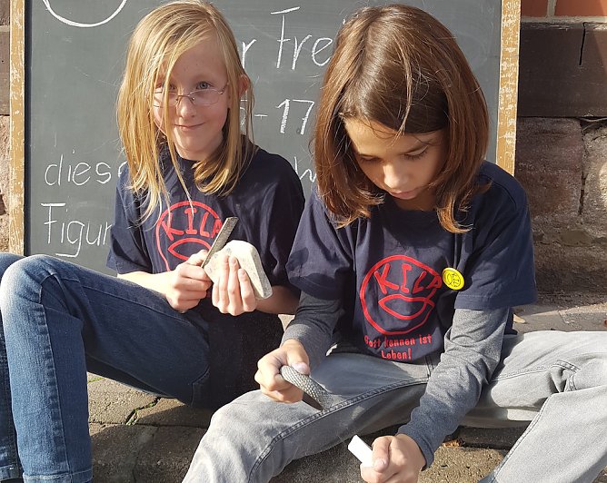 Speckstein schnitzen zum KILA-Aktionstag (Foto: Frank Tuschy)