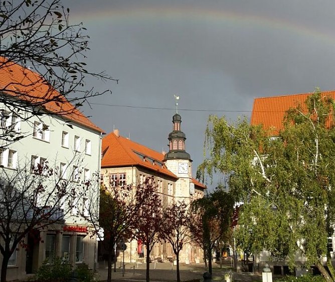 Regenbogen &uuml;ber dem Nordh&auml;user Rathaus (Foto: privat)