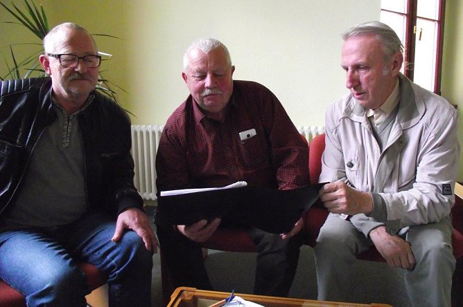 Expertenrunde, von links: J&uuml;rgen Wolter, Hubert Rein, Hans-J&uuml;rgen Gr&ouml;nke. Sie pl&auml;dieren f&uuml;r eine Renaissance der Dorfchroniken (Foto: Kurt Frank)