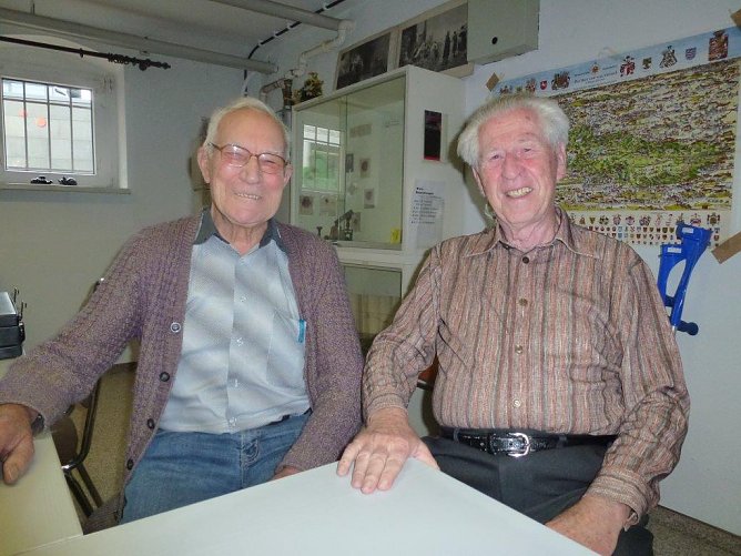 tto Pabst aus Hainrode ist Ortschronist aus Leidenschaft. Im Bild links im Gespr&auml;ch mit dem langj&auml;hrigen Stadtverordneten Helmut Bornkessel (Foto: Kurt Frank)