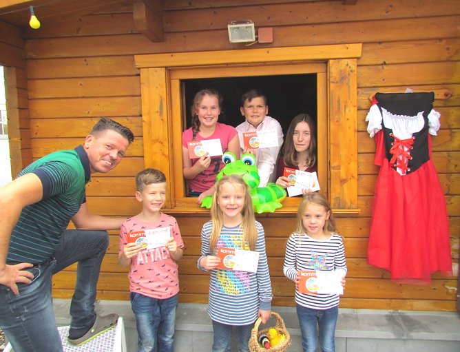 Jordi, Lilith, Josiephine, Leander, Johanna und Emely zeigen stolz den Kinder-Bade-Pass (von links) (Foto: Badehaus Nordhausen)