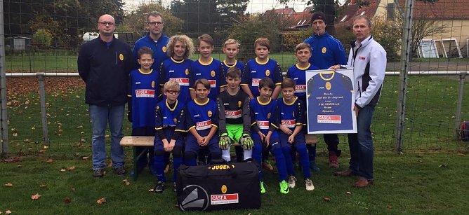 Neue Dresse f&uuml;r Ellricher Nachwuchs-Kicker (Foto: privat)