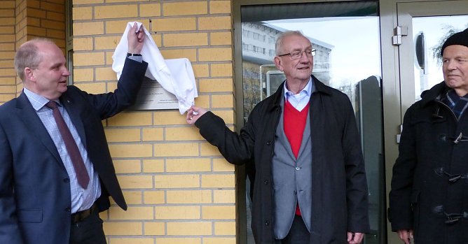 Platte an der T&ouml;pferstra&szlig;e 30 enth&uuml;llt (Foto: nnz)