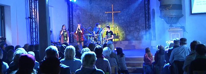 Junge Kirche übernimmt Altendorfer Gotteshaus (Foto: Angelo Glashagel) Junge Kirche übernimmt Altendorfer Gotteshaus (Foto: Angelo Glashagel)